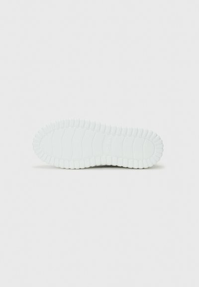 Semelle de chaussure en caoutchouc blanc avec une texture striée et un motif prononcé. Matériau ferme et lisse avec un léger éclat. Bords arrondis et design robuste.