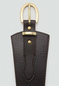 Cinturón de cuero marrón oscuro con superficie texturizada, hebilla de metal dorado y detalles de costura. Presenta una forma de punta y un lazo central.