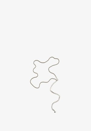 Collier chaîne en argent avec un design de corde torsadée et un fermoir ajustable se terminant par un petit pendentif circulaire.