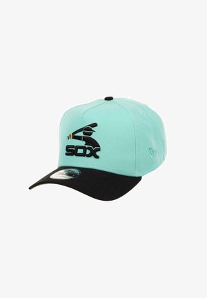 Türkiser Hut mit schwarzem Schirm, der ein gesticktes Logo eines Baseballspielers und den Text "SOX" darunter zeigt. Hergestellt aus Baumwollgewebe.
