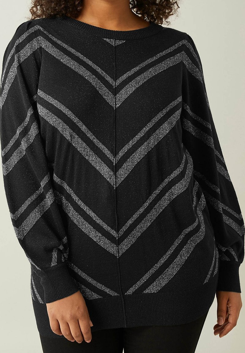Pull noir avec des rayures en chevron argentées, tissu doux, coupe ample, encolure ronde et poignets côtelés, avec un détail de couture centrale au dos.