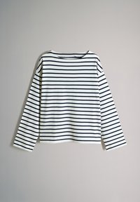 Top de manga larga hecho de tela ligera con un patrón de rayas horizontales en azul marino y blanco. Cuenta con un escote barco y corte recto.