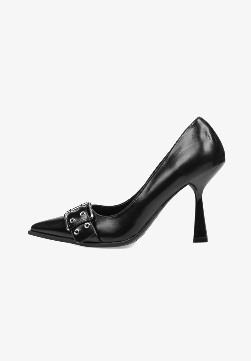 Zapato de tacón alto de charol negro con punta afilada, que presenta una hebilla decorativa con acentos plateados y un tacón stilettos curvado.