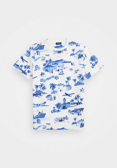 Balts īsām piedurknēm t-krekls, kurā ir zili tropisku motīvu attēli, tostarp palmu koki, laivas un pludmales skati. Klasiska apaļā kakla izgriezums.