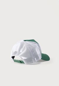 Πράσινο και λευκό καπέλο μπέιζμπολ με διχτυωτή υφή και ρυθμιζόμενο πλαστικό κούμπωμα, εμφανιζόμενο από πίσω με φόντο λευκό.