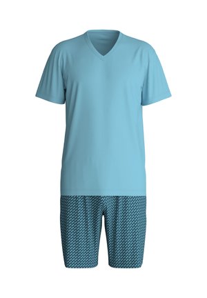 Lichtblauw T-shirt met korte mouwen en V-hals, gecombineerd met blauwe korte broek met een herhalend geometrisch patroon.