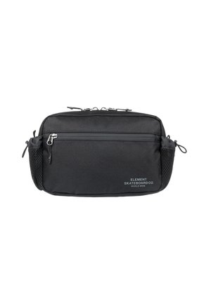 Bolso rectangular negro hecho de tejido duradero, con un compartimento principal con cremallera y bolsillos laterales de malla. Incluye el logo de la marca en la parte frontal.