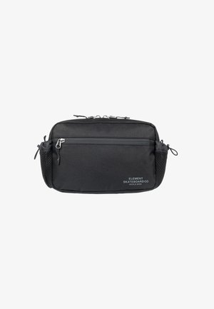 Bolso rectangular negro hecho de tejido duradero, con un compartimento principal con cremallera y bolsillos laterales de malla. Incluye el logo de la marca en la parte frontal.