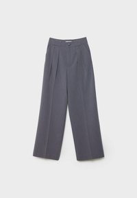 Pantalon gris plissé à jambes larges. Fabriqué dans un tissu texturé, avec une fermeture à boutons sur le devant et des passants pour ceinture.