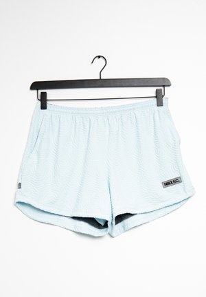 Shorts de sport Nike F.C. bleu clair avec un motif texturé en vagues, taille élastique et poches latérales. Doublure intérieure noire, étiquette visible.