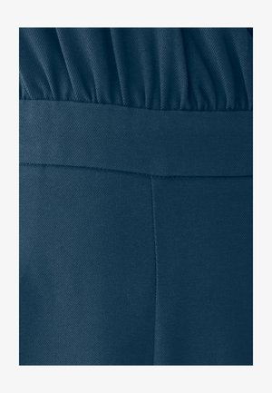 Elastische tailleband van donkerblauw stof, met een gladde textuur en diagonaal geribbeld patroon, met nette stiksels en zichtbare naden.