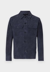 Tamsiai mėlynas suede džinsinis švarkas su apykakle, ilgomis rankovėmis, dviem krūtinės kišenėmis ir sagų uždarymu. Lygus paviršius su minimalistiniu dizainu.