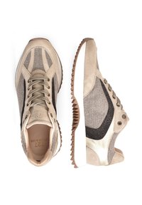 Beige sport schoenen van een mix van textuurmaterialen, waaronder suede en mesh. Ze hebben een dikke, gegolfde rubberen zool en metalen accenten.