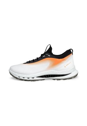 Witte en oranje sportschoen met zwarte sok-achtige kraag, veters en een dempende zool met gripprofiel.