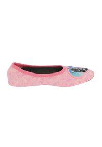 Rosa Stoffschuh mit glatter Textur, runder Zehenpartie und einem blau/grauen grafischen Detail. Leichtes Design mit elastischem Rand.