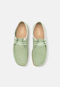 Clarks Originals WALLABEE - Sapatos de atacadores - pale green