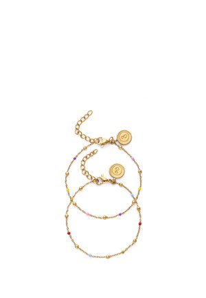 Zwei goldene Kettenarmbänder mit kleinen mehrfarbigen Perlen und goldenen runden Anhängern mit einem erhabenen "P"-Logo auf weißem Hintergrund.