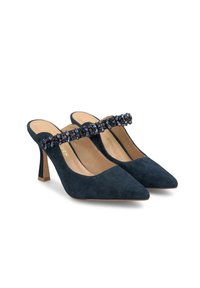 Granatowe zamszowe czółenka na obcasie typu slingback z zaostrzonym noskiem, wyposażone w ozdobny koralikowy pasek na wierzchu stopy oraz średniej wysokości słupkowy obcas.