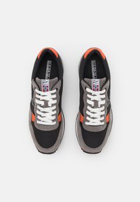 Sneakers neri e grigi con accenti arancioni, dotati di una parte superiore in tessuto testurizzato, lacci bianchi e una suola in gomma. Doppia marca sulla linguetta.