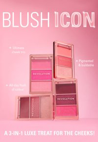 Icono de rubor que presenta una paleta 3 en 1 con cuatro compactos rectangulares en diferentes tonos de rosa y malva, con un exterior brillante.