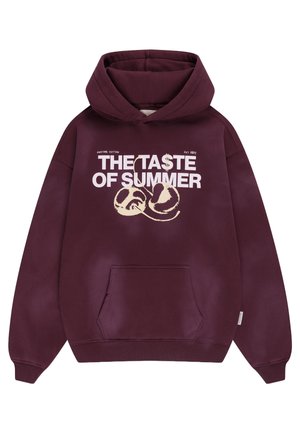 Bordeauxfarvet hættetrøje med forlommer og hvid tekst med "THE TA$TE OF SUMMER" med to beige kirsebær grafik nedenunder.