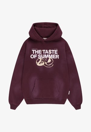 Bordowa bluza z kapturem, przednią kieszenią i białym napisem "THE TA$TE OF SUMMER" z grafiką dwóch beżowych wiśni poniżej.