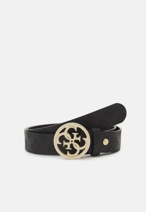 Zwarte leren riem met geperst monogrampatroon en een ronde gouden gesp met verweven letters.