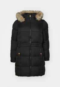 Zwarte gewatteerde lange winterjas met een ritssluiting aan de voorkant, twee zakken met drukknopen en een capuchon gevoerd met lichtbruine faux bont afwerking.