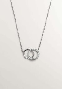 Collar de plata que presenta dos anillos entrelazados; uno está pulido y el otro está adornado con cristales transparentes. La cadena es delicada y está unida por eslabones.