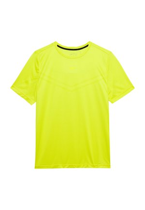 Camiseta atlética de manga corta, de un brillante color amarillo, con una textura de malla transpirable y un patrón en forma de chevron en el pecho. Ligera y que absorbe la humedad.