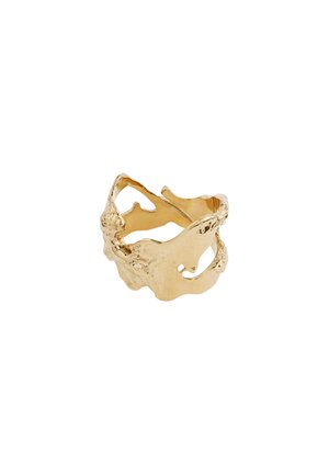 Bague couleur or avec un design abstrait, ondulé, ajouré et des surfaces texturées irrégulières.