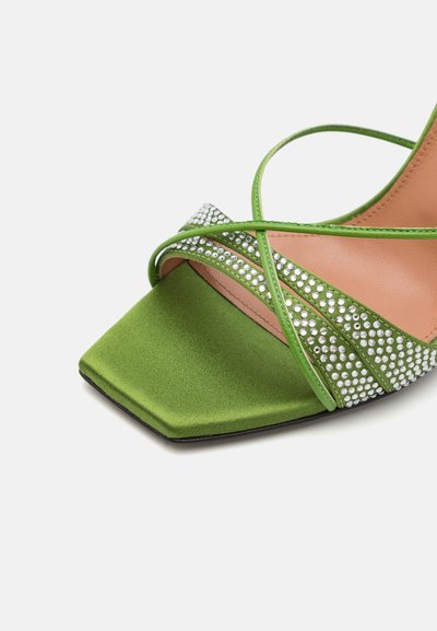Gröna satin högklackade sandaler med fyrkantig tå, korsade remmar prydda med silverstrasstenar och en beige innersula. Svart sula.