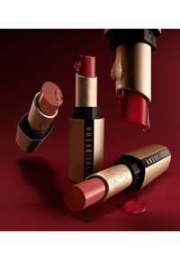 Bobbi Brown LUXE MATTE LIPSTICK - Lippenstift - red carpet