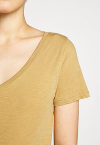 J.CREW Jednoduché tričko - brown