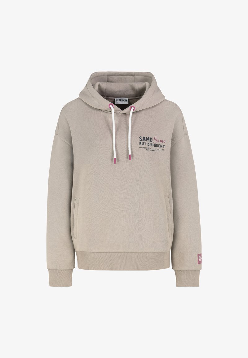 Beige hoodie met een zak aan de voorkant, een capuchon met trekkoord en geribbelde manchetten. Heeft een opdruk met donkere en lichte tekst op de borst.