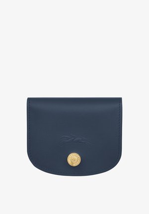 Navyblaues Lederportemonnaie mit einer gebogenen Klappe, ausgestattet mit einem geprägten Logo und einem goldenen Druckknopfverschluss. Glatte Oberfläche mit ordentlich genähten Kanten.