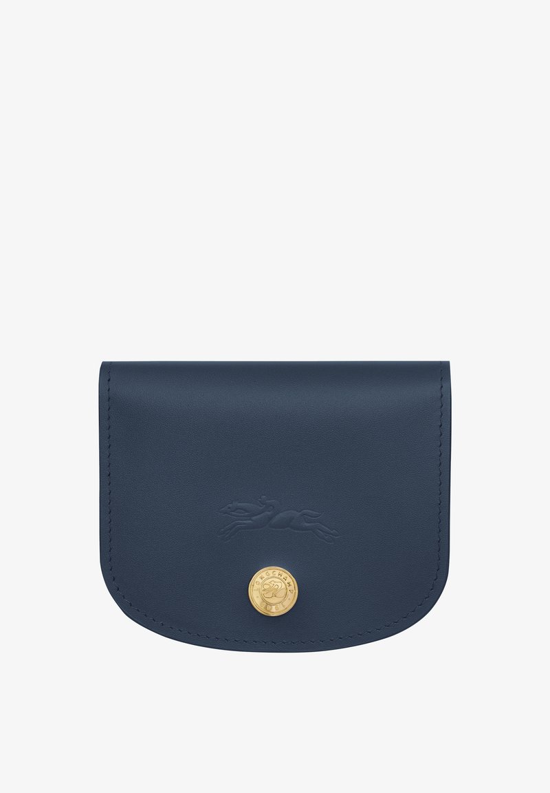 Navyblaues Lederportemonnaie mit einer gebogenen Klappe, ausgestattet mit einem geprägten Logo und einem goldenen Druckknopfverschluss. Glatte Oberfläche mit ordentlich genähten Kanten.