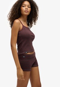 Gestreepte tanktop en shortset in donkergrijs en kastanjebruin. Gemaakt van zachte stof, met een aansluitend ontwerp, smalle bandjes en logo-accenten.