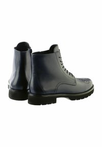 Stivali alla caviglia in pelle blu navy con punta rotonda, dettaglio perforato sulla scatola delle punte e suola in gomma nera. Presentano lacci e cerniera posteriore.