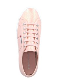 Sneaker in tela rosa con una finitura lucida, punta tonda, suola in gomma bianca, sei occhielli e un logo rosso di lato.