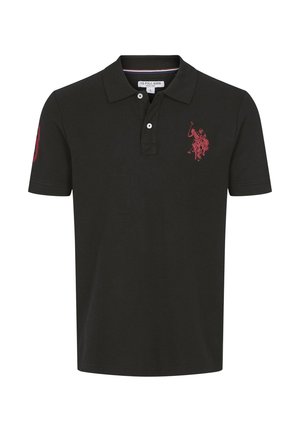 Svart polo skjorte laget av bomull, med en rød logo på brystet og venstre erme, to knapper på kragen, og korte ermer.