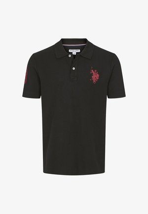 Melna poloskrekls, kas izgatavots no kokvilnas, ar sarkanu logotipu uz krūšu un kreisā piedurkne, divām pogām uz apkakles un īsām piedurknēm.