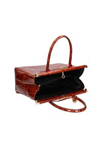 Rood handtasje met krokodillenstructuur, voorzien van twee handvatten, gouden hardware, een open bovenkant die een zwarte binnenkant toont, en een binnenzak met rits.