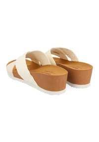 Sandales à plateforme blanches avec des brides entrecroisées, une tige texturée, une semelle marron et une semelle intérieure rembourrée. Convient pour un usage décontracté.