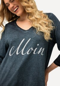 Ulla Popken COL EN V ET MANCHES 3/4 SALUT TEINTURE À FROID COLD DYED
 - Maglietta a manica lunga - dark gray