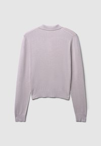 Jasnofioletowy sweter z długim rękawem, z kołnierzem typu mock, prążkowanymi mankietami i prążkowanym dołem, wyeksponowany na jasnoszarym tle.