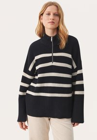 Niebiesko-kremowy sweter w paski z wysokim dekoltem i półzamkiem. Posiada luźny krój i prążkowaną strukturę. Wygodny, casualowy design.