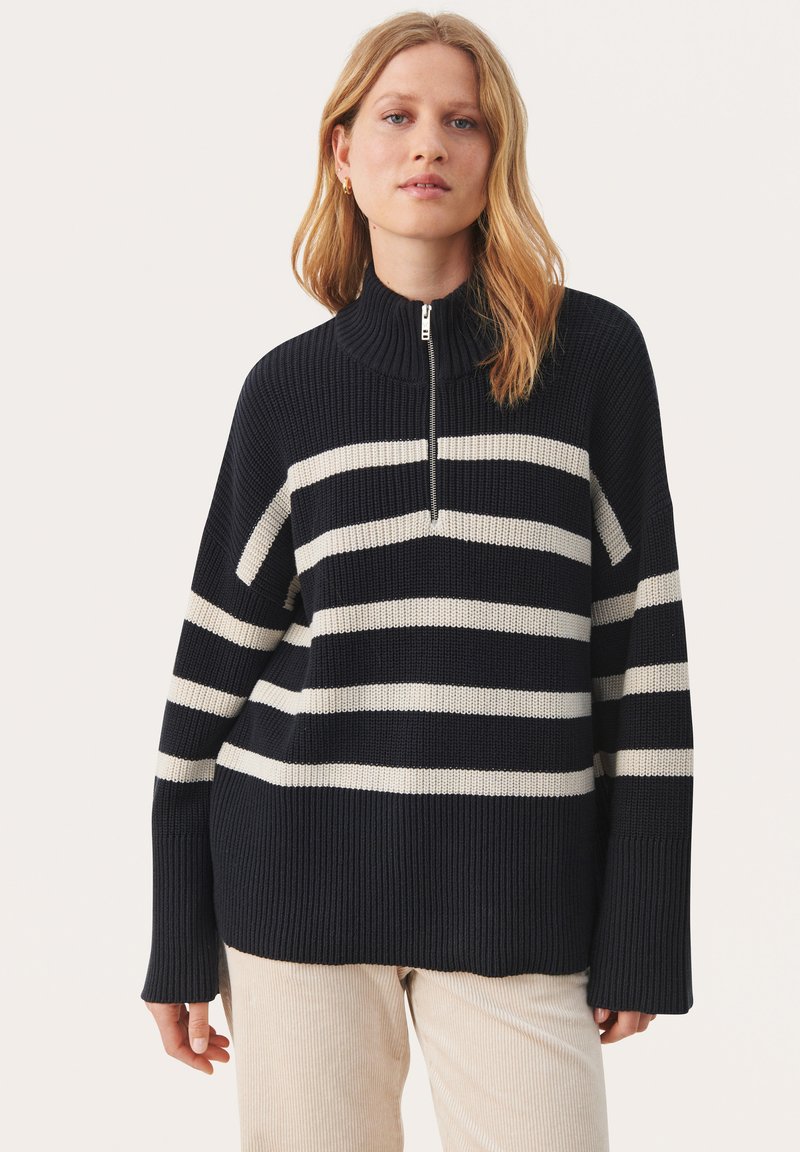 Niebiesko-kremowy sweter w paski z wysokim dekoltem i półzamkiem. Posiada luźny krój i prążkowaną strukturę. Wygodny, casualowy design.