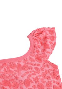 Rosa texturerad topp med rund halsringning och volangärmar, med ett mönster av upphöjda blommor och frukter. Mjuk tygfinish.