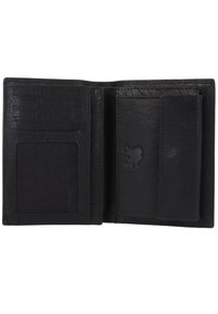 Portefeuille en cuir noir avec un logo en relief, plusieurs emplacements pour cartes, une poche pour carte d'identité en mesh et une texture lisse. Le design ouvert révèle la disposition intérieure.